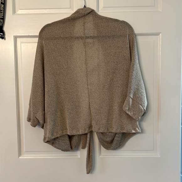 NWT Lightweight Sweater that Ties in the Front - Picture 6 of 7